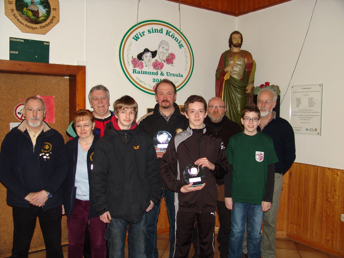 Die Teilnehmer am Kreiskönigsschießen 2013 des Kreises 123 unter Leitung von Philipp Schneider (Vorderlader-Referent des Kreises) und Klaus Pauly (Kreisjugendleiter). 