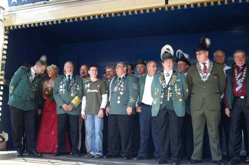 Philipp Schneider bei der Siegerehrung (dritter von links)